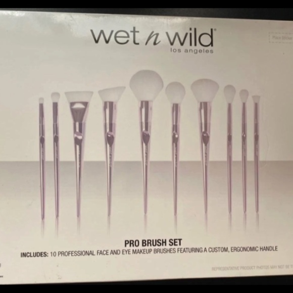 LAST ONE!!  WET N WILD PRO BRUSH SET - 10 PROFESSIONAL FACE & EYE BRUS… - Picture 1 of 4